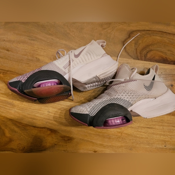 Womens Nike shoes - Picture 2 of 4